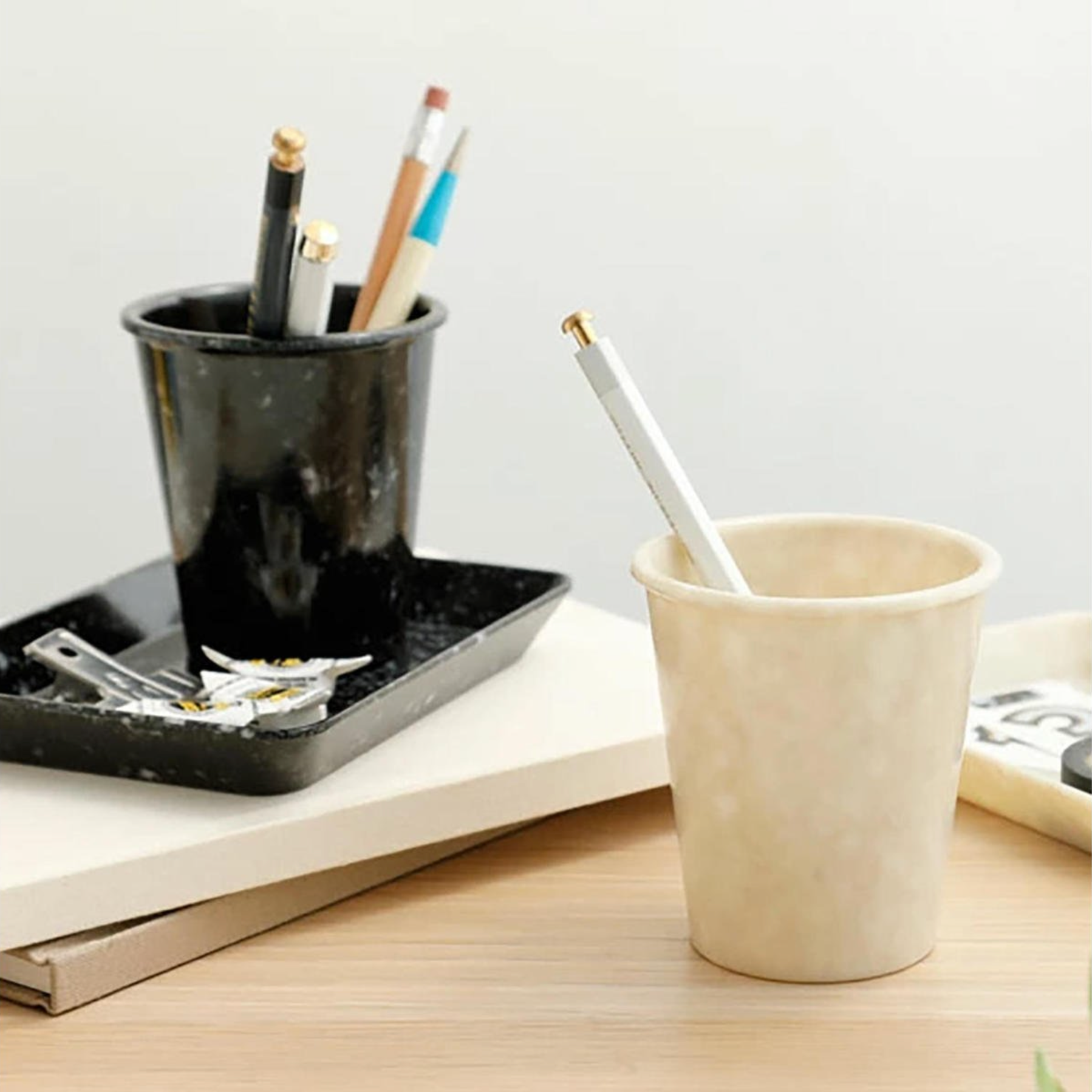 PEN STAND (ivory)